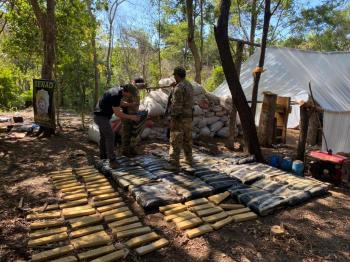 Destruyen narco-campamentos con más de 2 mil kilos de droga